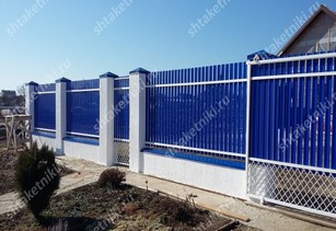 Фото забора из синего штакетника в Абакане